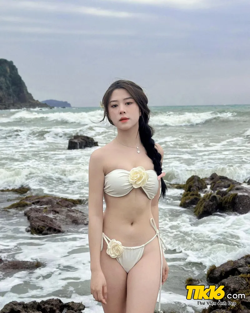 Thảo Vân Gãy TV mặc bikini